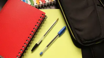 La viral forma de un padre de etiquetar el material escolar de su hijo que causa furor en Twitter La viral forma de un padre de etiquetar el material escolar de su hijo que causa furor en Twitter