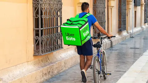 Comisiones Obreras y UGT denuncian a Uber Eats por el despido de más de 3.000 repartidores Comisiones Obreras y UGT denuncian a Uber Eats por el despido de más de 3.000 repartidores