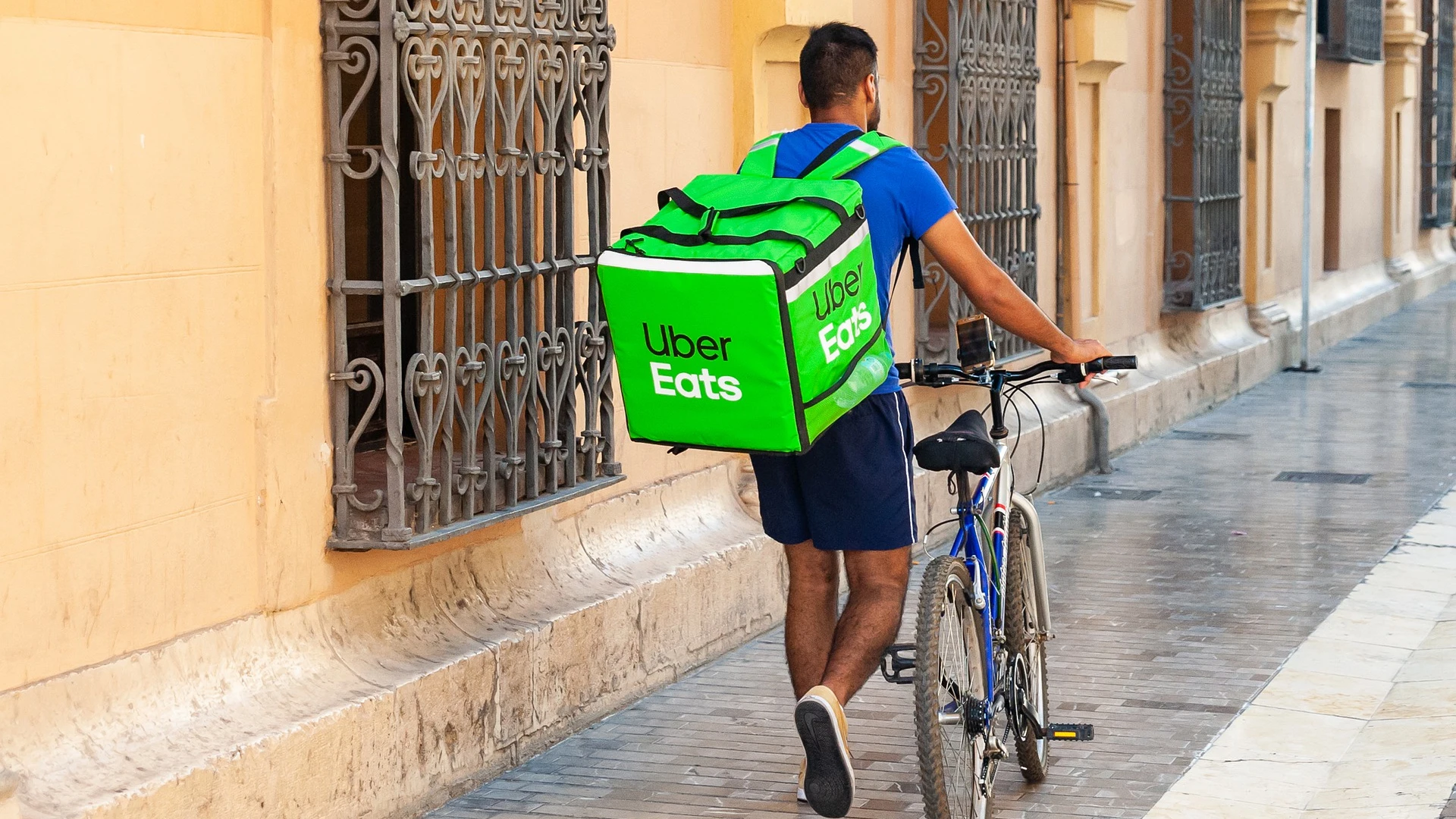 Comisiones Obreras y UGT denuncian a Uber Eats por el despido de más de 3.000 repartidores Comisiones Obreras y UGT denuncian a Uber Eats por el despido de más de 3.000 repartidores