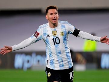 Leo Messi celebra uno de sus tres goles ante Bolivia