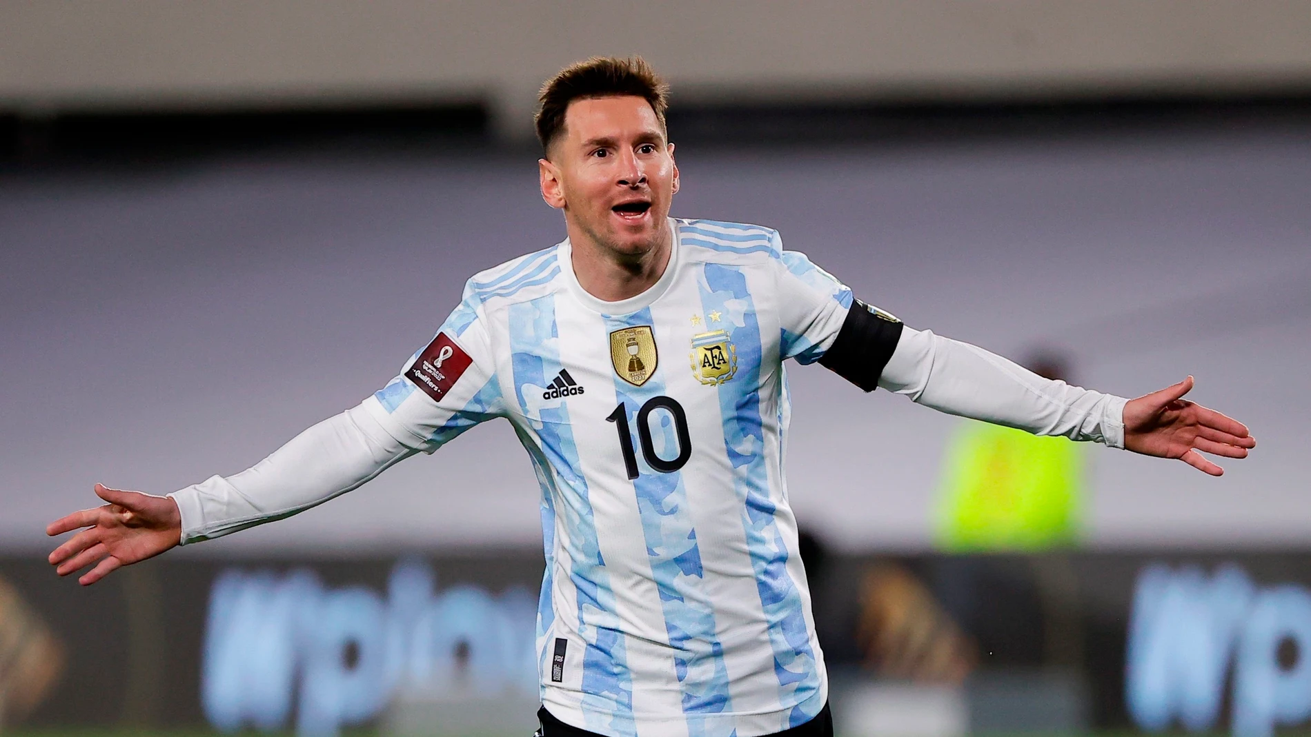 Leo Messi celebra uno de sus tres goles ante Bolivia