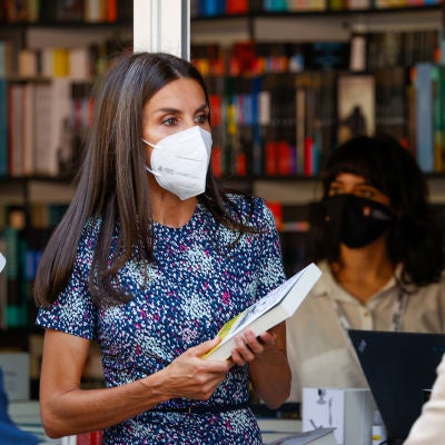La reina Letizia estrena un vestido tendencia en la Feria del Libro