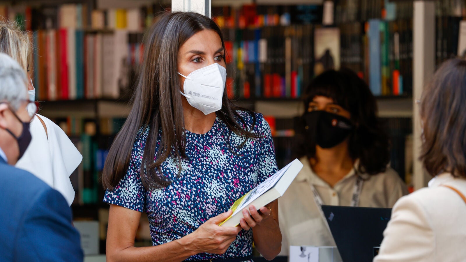 La reina Letizia estrena un vestido tendencia en la Feria del Libro