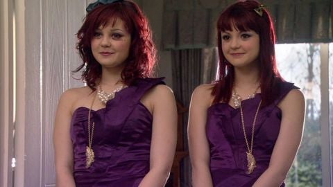 Megan y Kathryn Prescott en 'Skins'
