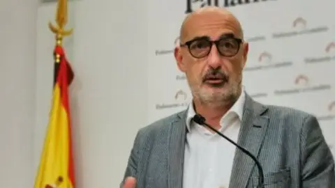 El polémico tuit del líder de C's en Cantabria: "¿Si me tatuo el precio del Kilovatio en el glúteo...? El polémico tuit del líder de C's en Cantabria: "¿Si me tatuo el precio del Kilovatio en el glúteo...?