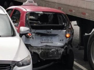 El conductor de un tráiler arrolla a varios vehículos tras huir de un accidente en México