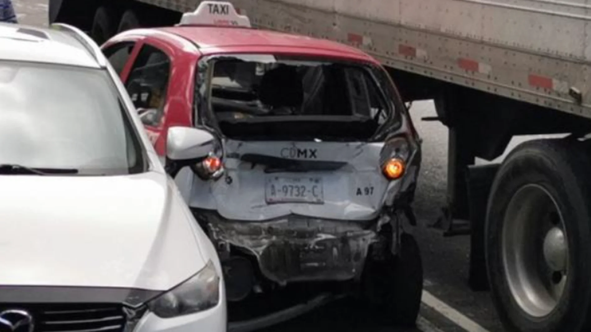 El conductor de un tráiler arrolla a varios vehículos tras huir de un accidente en México