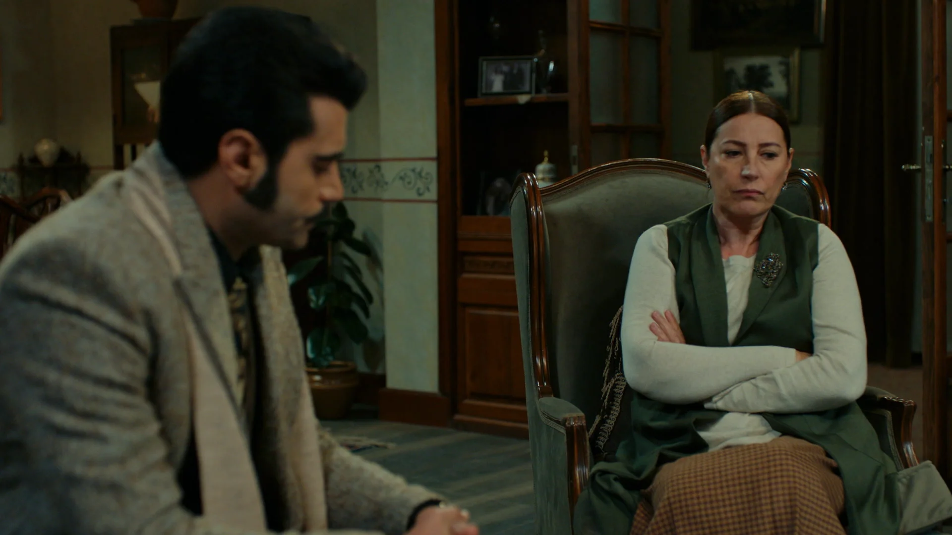 Demir y Hünkar planean cómo ocultar la verdad: “Diremos que Züleyha se enamoró de ti” Hünkar quiere llamar a un periodista para que haga una entrevista a Demir y Züleyha.