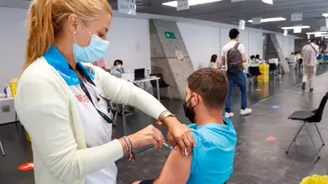 Más de 35 millones de españoles tienen la pauta de vacunación completa contra el coronavirus 