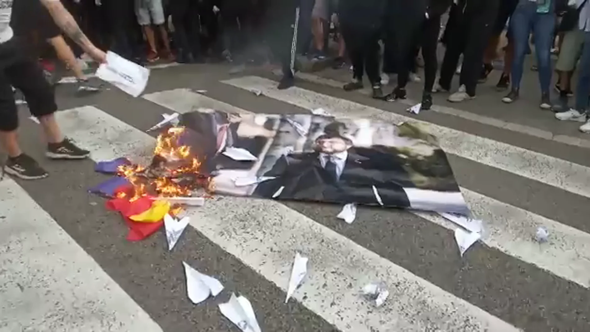 Queman una foto de Pere Aragonès y Pedro Sánchez en la manifestación en la Diada 