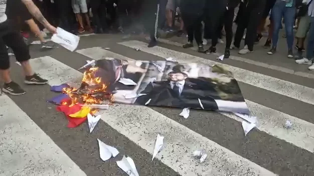 Queman una foto de Pere Aragonès y Pedro Sánchez en la manifestación en la Diada Queman una foto de Pere Aragonès y Pedro Sánchez en la manifestación en la Diada