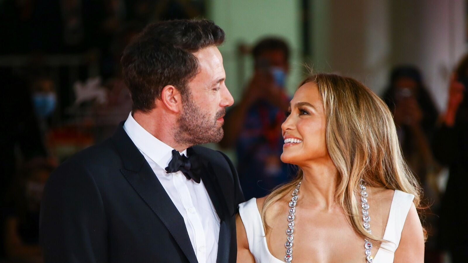 Jennifer Lopez, radiante: desde sus dos vestidos de novia hasta el peinado y maquillaje para su boda con Ben Affleck