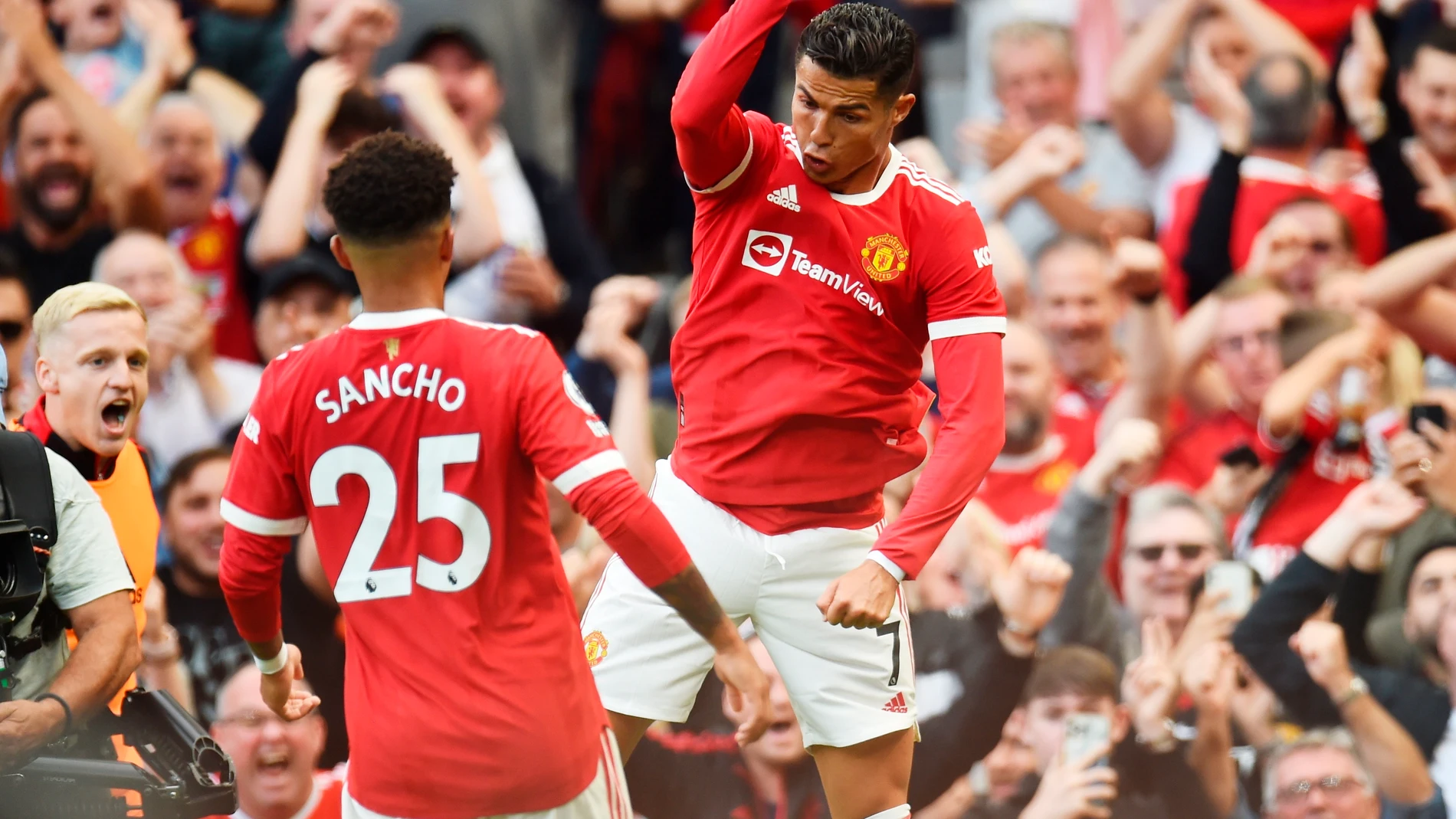 Cristiano Ronaldo debuta a lo grande con el Manchester United, doblete y liderato
