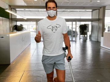 Rafa Nadal reaparece con muletas: "He recibido un tratamiento en el pie"