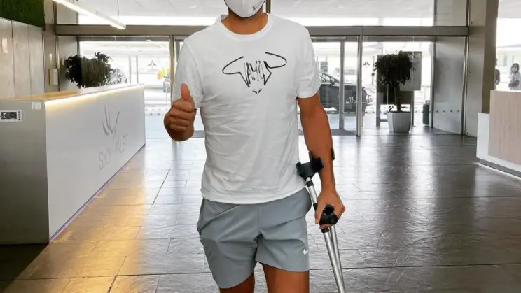 Rafa Nadal reaparece con muletas: "He recibido un tratamiento en el pie"