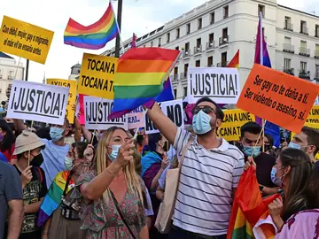 El colectivo LGBT se manifiesta en Madrid para que se protejan sus derechos y que cesen las agresiones El colectivo LGBT se manifiesta en Madrid para que se protejan sus derechos y que cesen las agresiones