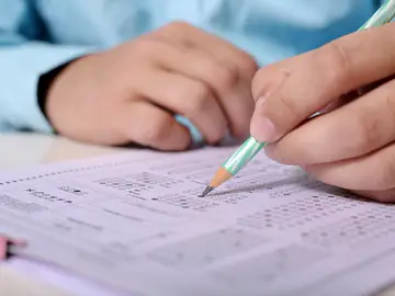 Foto de archivo de un alumno haciendo el examen de conducir Foto de archivo de un alumno haciendo el examen de conducir