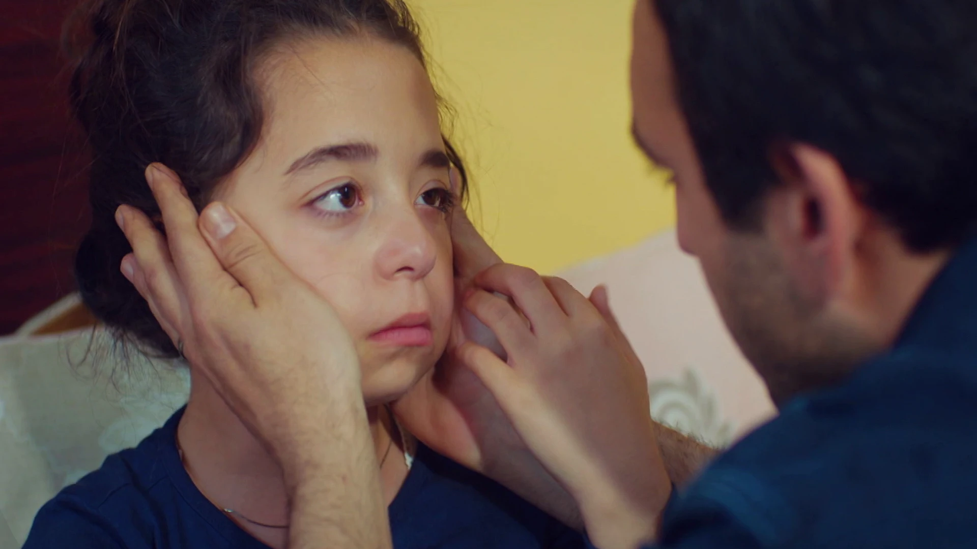 La lección de Demir a Öykü al descubrir el sobre con dinero 'Mi hija'