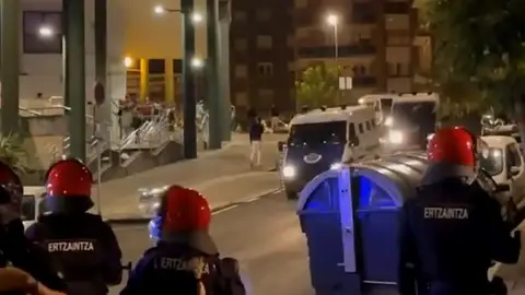 La Ertzaintza disuelve botellones en varias localidades vascas y sufre el lanzamiento de botellas La Ertzaintza disuelve botellones en varias localidades vascas y sufre el lanzamiento de botellas