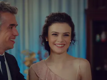 ¡Habrá boda! El comisario accede al matrimonio de Sevgi y Ugur ¡Habrá boda! El comisario accede al matrimonio de Sevgi y Ugur