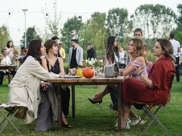 ¡Vuelan los puñales! Asya y Derin entablan su primera conversación ¡Vuelan los puñales! Asya y Derin entablan su primera conversación