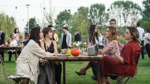 ¡Vuelan los puñales! Asya y Derin entablan su primera conversación 'Infiel'