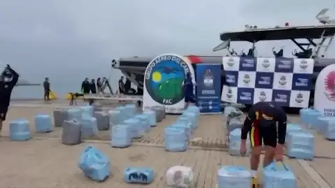 Incautadas 2,4 toneladas de cocaína en una embarcación cerca de la isla de San Andrés, en el Caribe Colombiano Incautadas 2,4 toneladas de cocaína en una embarcación cerca de la isla de San Andrés, en el Caribe Colombiano