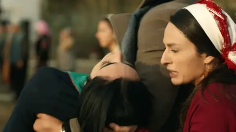 Gülten recibe un disparo de Demir, ¿ha muerto? La joven ha recibido un disparo que iba dirigido a Yilmaz.