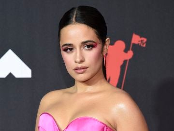 Camila Cabello luciendo un vestido rosa y rojo de Alexis Mabille, de cuerpo corsé decorado con un enorme lazo en la cadera