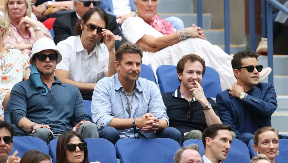 Brad Pitt, Bradley Cooper, Joseph Mazzello y Rami Malek en la final del US Open 2021