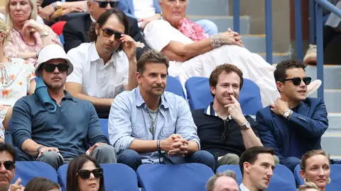 Brad Pitt, Bradley Cooper, Joseph Mazzello y Rami Malek en la final del US Open 2021 Brad Pitt, Bradley Cooper, Joseph Mazzello y Rami Malek en la final del US Open 2021