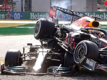 Imagen del accidente entre Verstappen y Hamilton en Monza