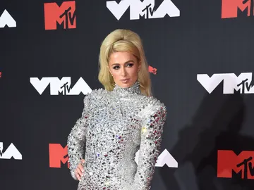 Paris Hilton luciendo un vestido plateado de la firma neoyorkina, The Blonds Paris Hilton luciendo un vestido plateado de la firma neoyorkina, The Blonds