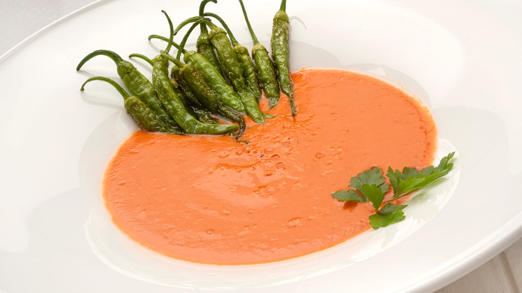 Receta "socorrida, rápida y fácil" de Arguiñano: salmorejo con guindillas fritas Receta "socorrida, rápida y fácil" de Arguiñano: salmorejo con guindillas fritas