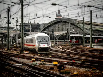 Denuncia a un conductor de tren por no usar lenguaje inclusivo y saludar con un "damas y caballeros" Denuncia a un conductor de tren por no usar lenguaje inclusivo y saludar con un "damas y caballeros"