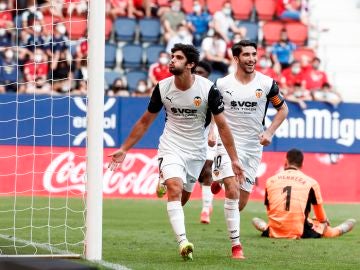 El delantero del Valencia Gonçalo Guedes celebra un gol marcado ante Osasuna