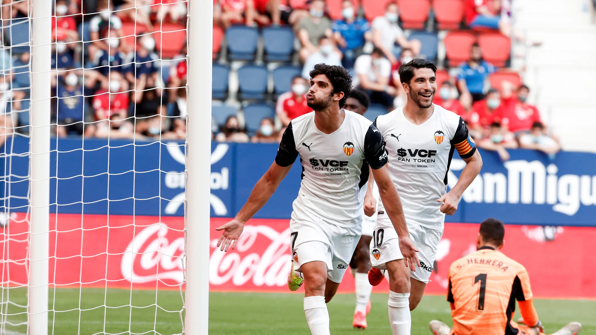 El delantero del Valencia Gonçalo Guedes celebra un gol marcado ante Osasuna