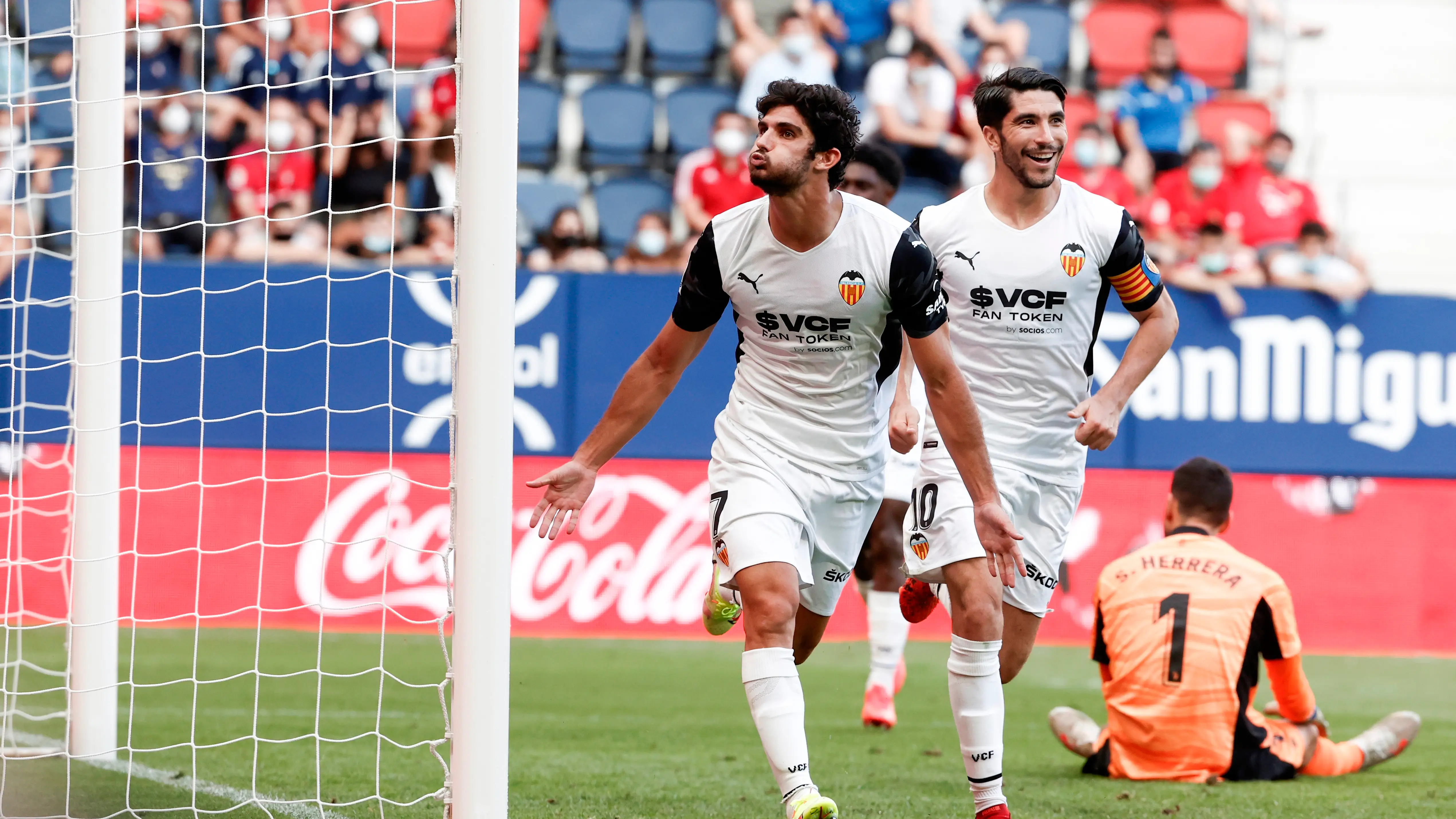 El delantero del Valencia Gon&ccedil;alo Guedes celebra un gol marcado ante Osasuna