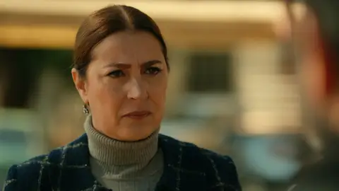 Hünkar, contra las cuerdas en una sincera conversación con el padre de Yilmaz Parecía que Hünkar estaba dispuesta a sembrar la paz con el padre de Yilmaz.