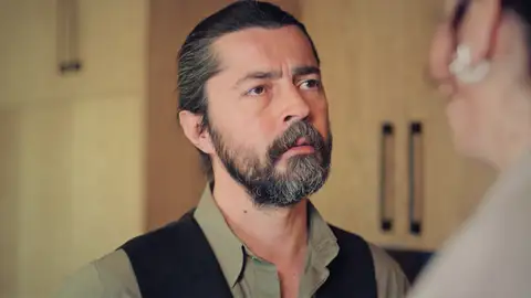 El jefe de la emisora sospecha de la relación entre Esra y Esat: “¿Qué tienes que ver con él?” Mejores momentos | Capítulo 17