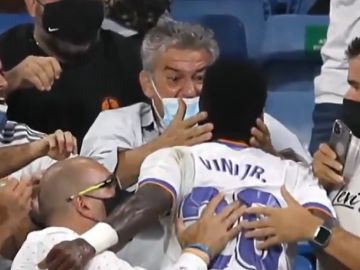 Agustín Caro, el hombre que abraza a Vinícius tras su gol en el Bernabéu: "Huele muy bien"