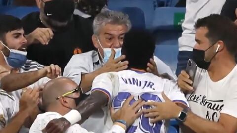 Agustín Caro, el hombre que abraza a Vinícius tras su gol en el Bernabéu: "Huele muy bien" Agustín Caro, el hombre que abraza a Vinícius tras su gol en el Bernabéu: "Huele muy bien"