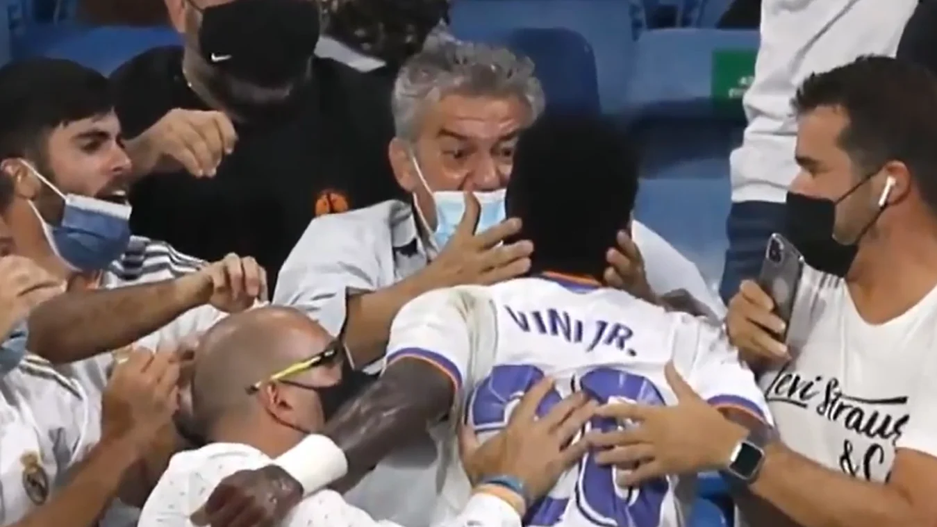 Agustín Caro, el hombre que abraza a Vinícius tras su gol en el Bernabéu: "Huele muy bien" Agustín Caro, el hombre que abraza a Vinícius tras su gol en el Bernabéu: "Huele muy bien"