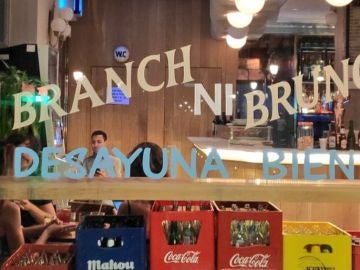 "Ni Branch ni brunch": el viral mensaje de la cristalera de un bar de Madrid