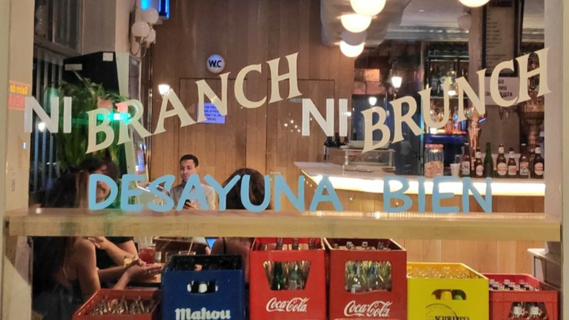 &quot;Ni Branch ni brunch&quot;: el viral mensaje de la cristalera de un bar de Madrid