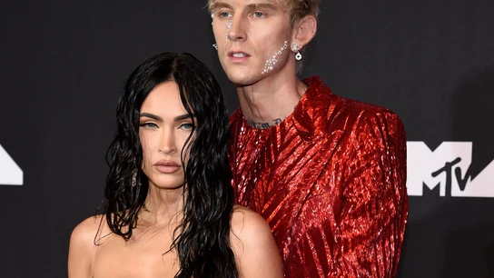 Megan Fox, con un espectacular vestido transparente, junto a su pareja, el rapero, Machine Gun Kelly Megan Fox, con un espectacular vestido transparente, junto a su pareja, el rapero, Machine Gun Kelly