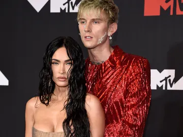 Megan Fox, con un espectacular vestido transparente, junto a su pareja, el rapero, Machine Gun Kelly Megan Fox, con un espectacular vestido transparente, junto a su pareja, el rapero, Machine Gun Kelly