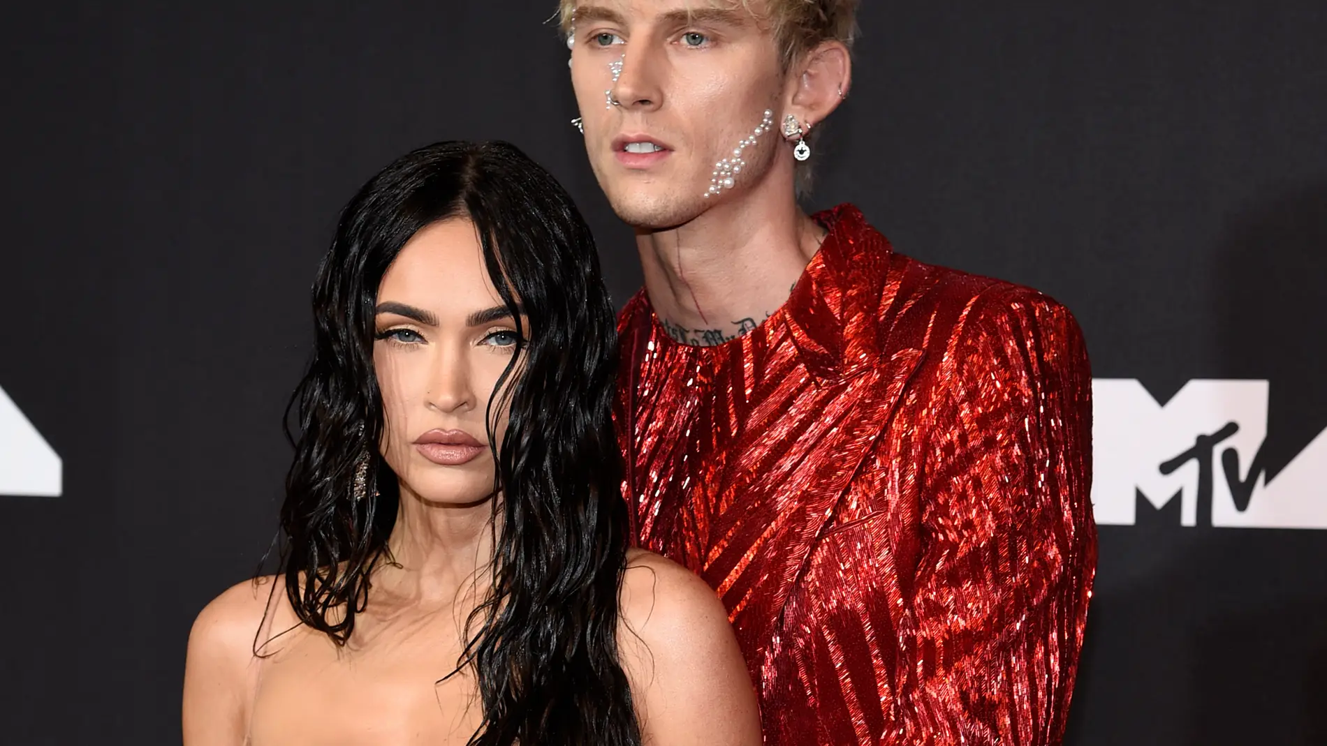 Megan Fox, con un espectacular vestido transparente, junto a su pareja, el rapero, Machine Gun Kelly