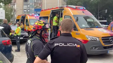 Salvan a una bebé de la asfixia tras tragarse un tapón y quedar encerrada con sus padres en un ascensor Salvan a una bebé de la asfixia tras tragarse un tapón y quedar encerrada con sus padres en un ascensor