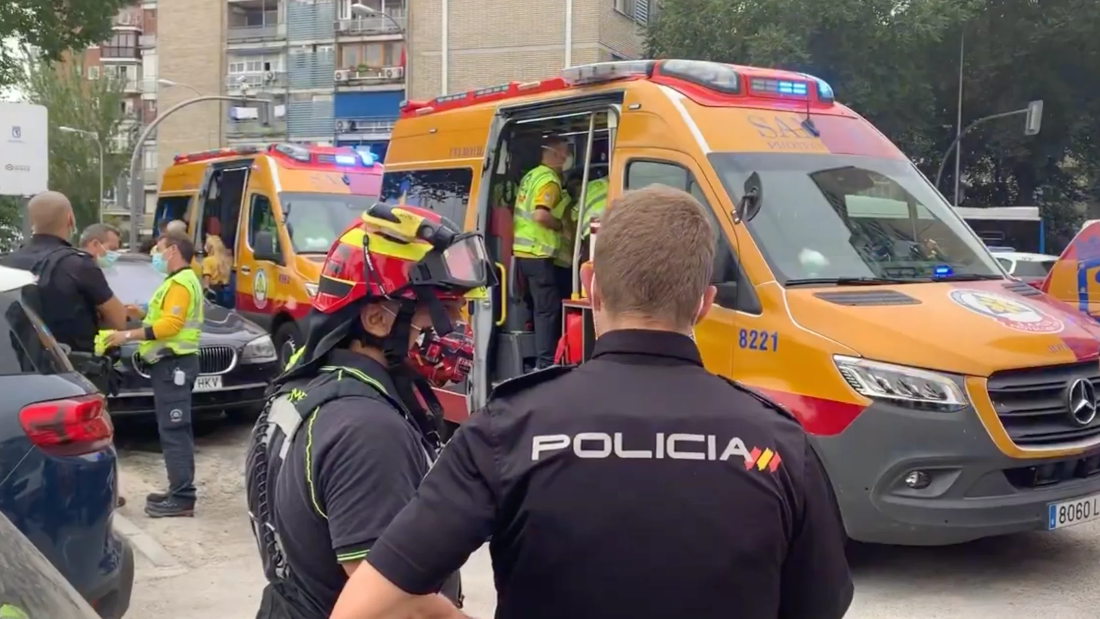 Salvan a una bebé de la asfixia tras tragarse un tapón y quedar encerrada con sus padres en un ascensor Salvan a una bebé de la asfixia tras tragarse un tapón y quedar encerrada con sus padres en un ascensor